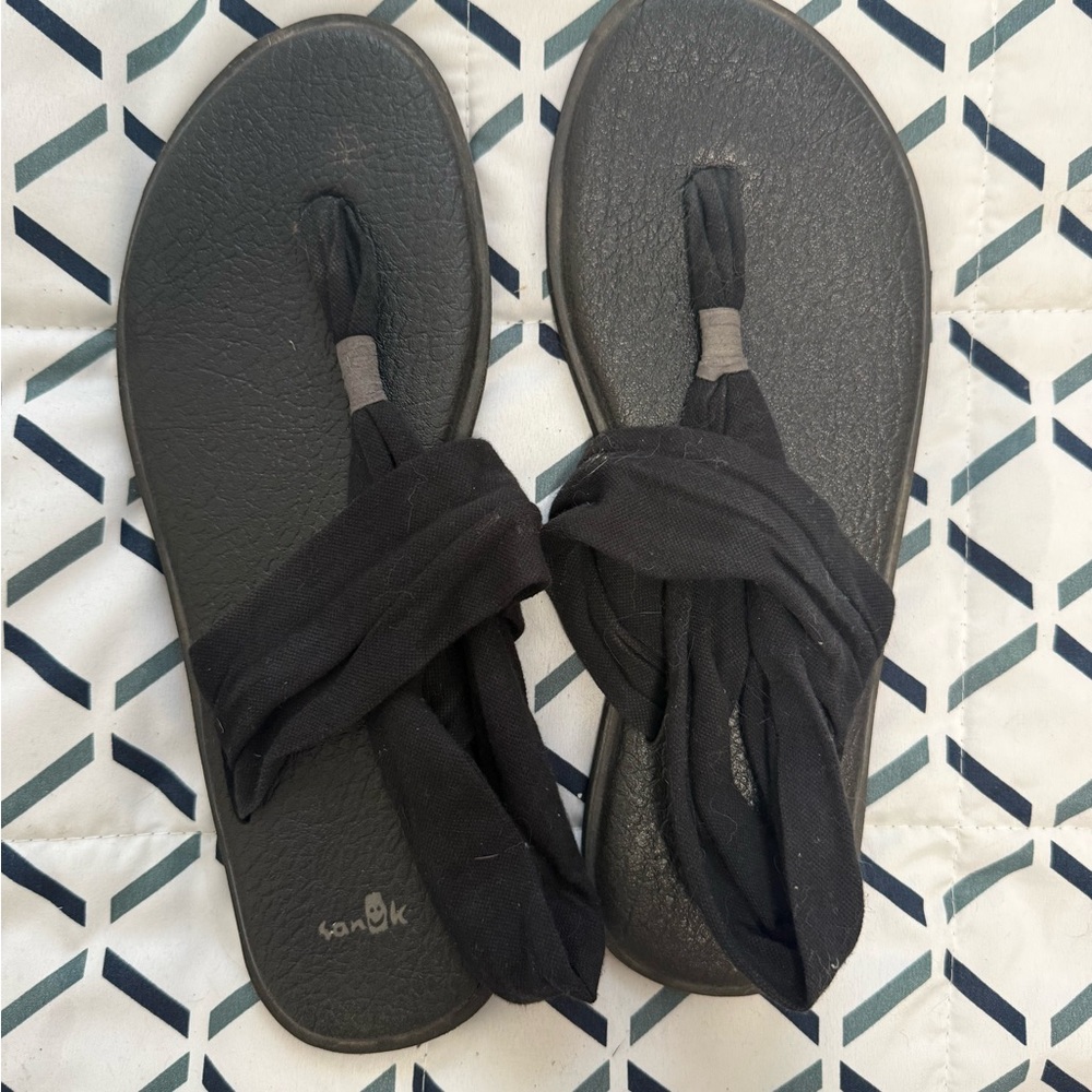 Sanuk Black Fabric Strap Sandals
